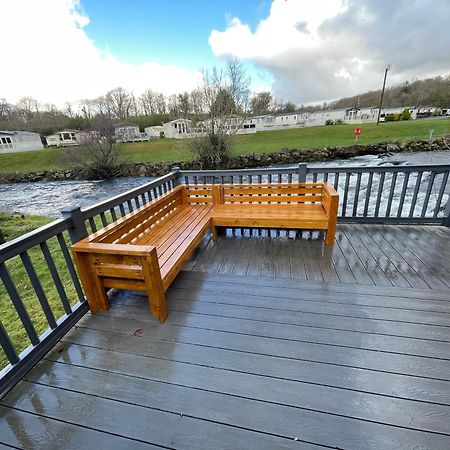 Stunning 3 Bed Riverside Cabin In Snowdonia Caeathro Exterior photo