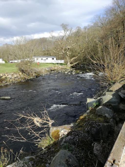 Stunning 3 Bed Riverside Cabin In Snowdonia Caeathro Exterior photo
