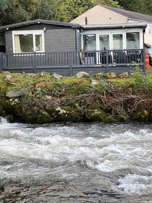 Stunning 3 Bed Riverside Cabin In Snowdonia Caeathro Exterior photo