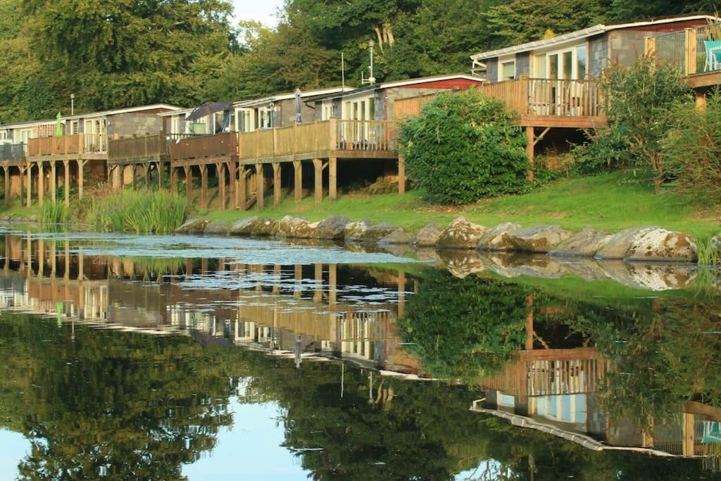Stunning 3 Bed Riverside Cabin In Snowdonia Caeathro Exterior photo