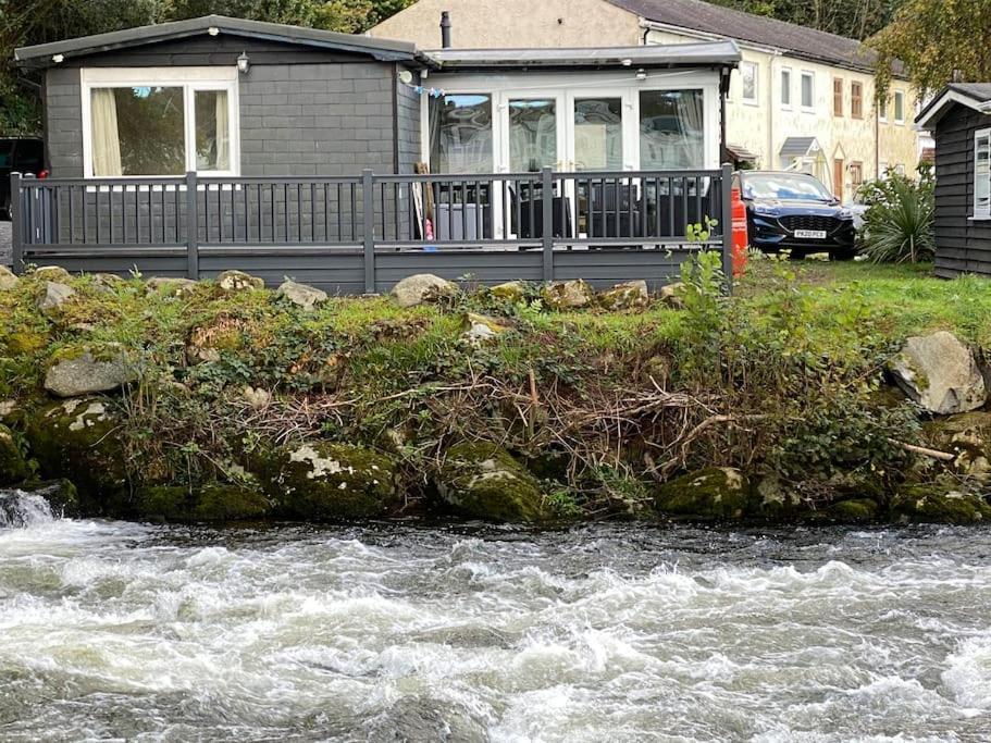 Stunning 3 Bed Riverside Cabin In Snowdonia Caeathro Exterior photo