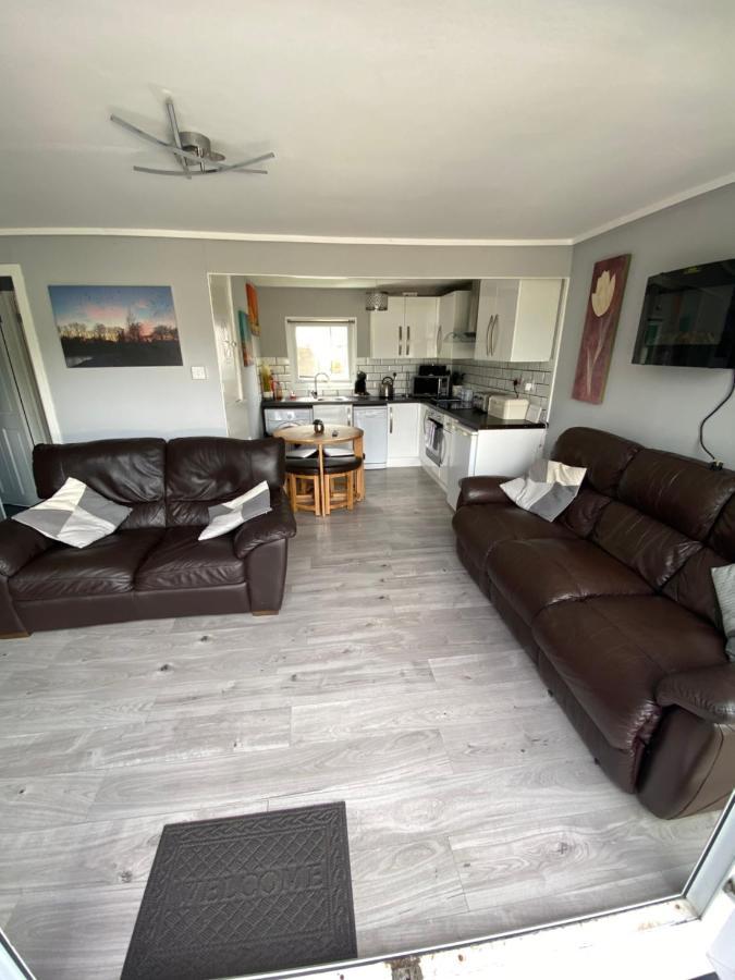 Stunning 3 Bed Riverside Cabin In Snowdonia Caeathro Exterior photo