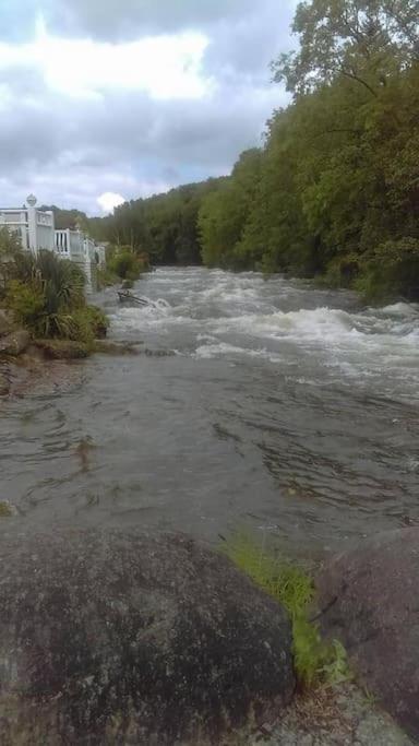 Stunning 3 Bed Riverside Cabin In Snowdonia Caeathro Exterior photo