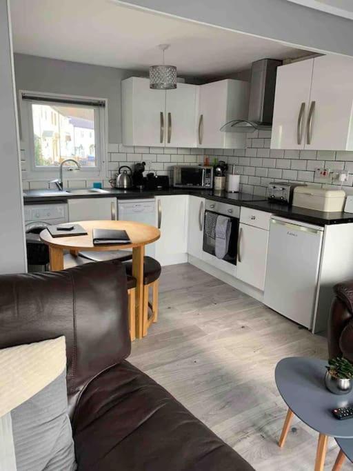 Stunning 3 Bed Riverside Cabin In Snowdonia Caeathro Exterior photo