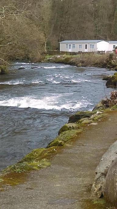 Stunning 3 Bed Riverside Cabin In Snowdonia Caeathro Exterior photo
