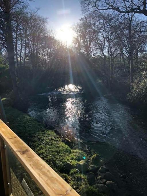 Stunning 3 Bed Riverside Cabin In Snowdonia Caeathro Exterior photo