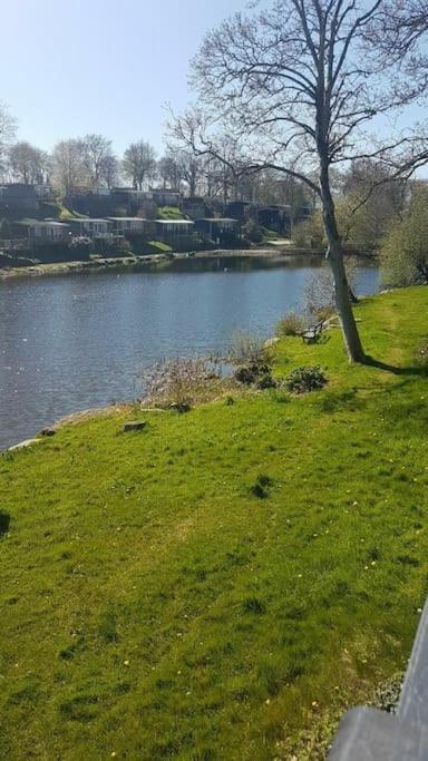 Stunning 3 Bed Riverside Cabin In Snowdonia Caeathro Exterior photo