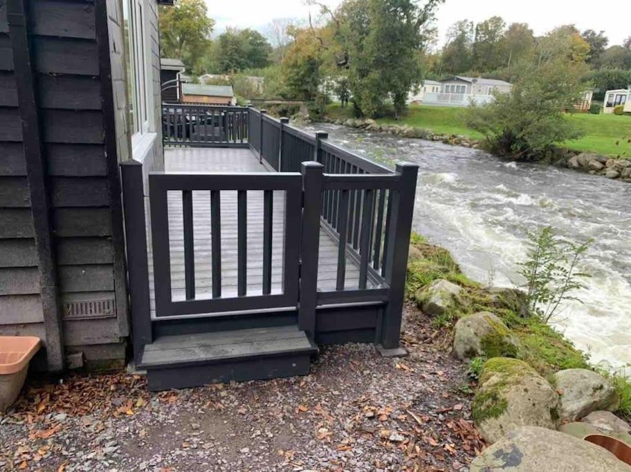 Stunning 3 Bed Riverside Cabin In Snowdonia Caeathro Exterior photo