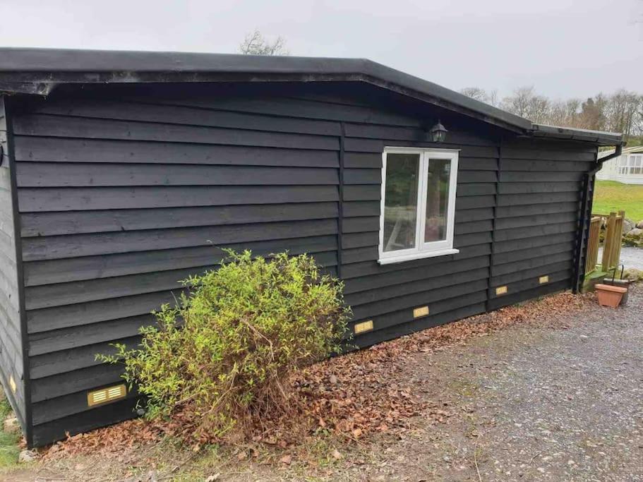 Stunning 3 Bed Riverside Cabin In Snowdonia Caeathro Exterior photo