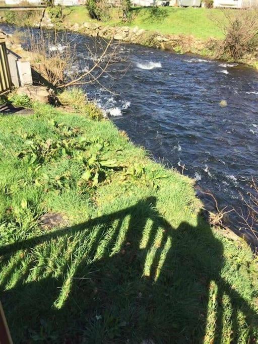 Stunning 3 Bed Riverside Cabin In Snowdonia Caeathro Exterior photo