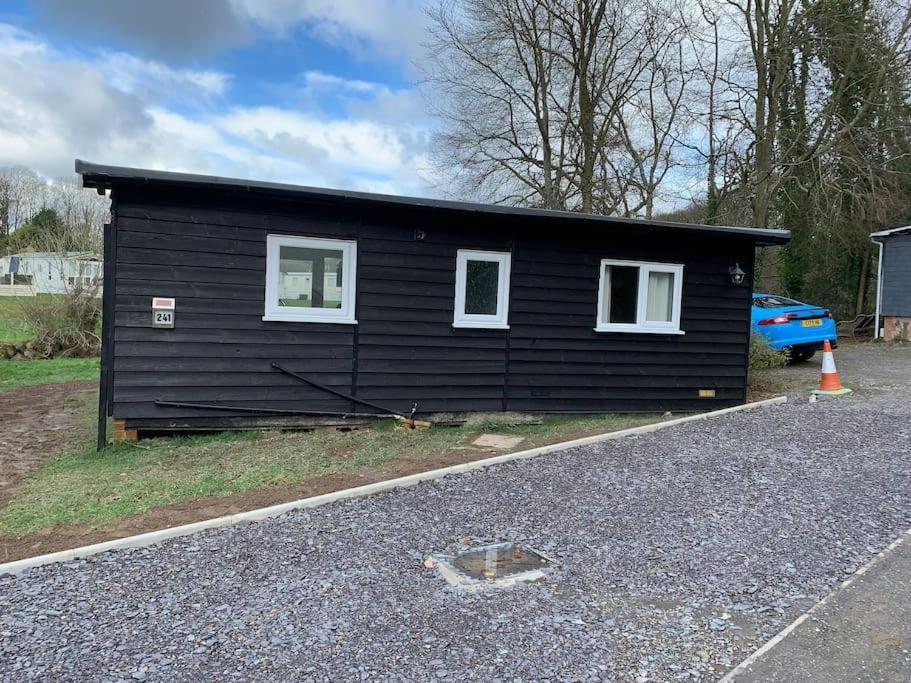 Stunning 3 Bed Riverside Cabin In Snowdonia Caeathro Exterior photo