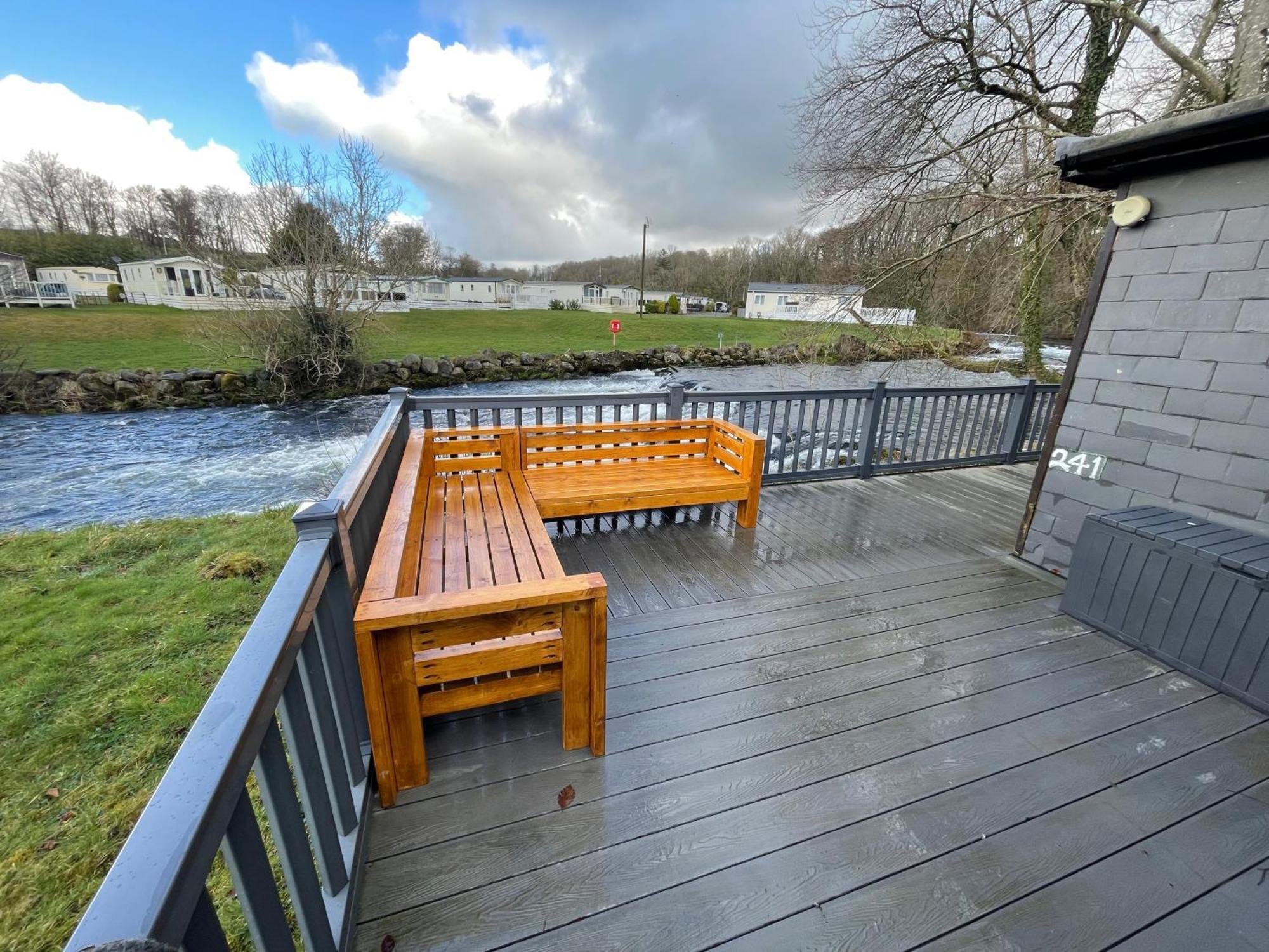 Stunning 3 Bed Riverside Cabin In Snowdonia Caeathro Exterior photo